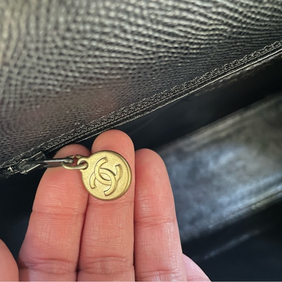 Vintage Chanel Classic Black Shoulder Bag with Gold Accents - Picture 9 of 15